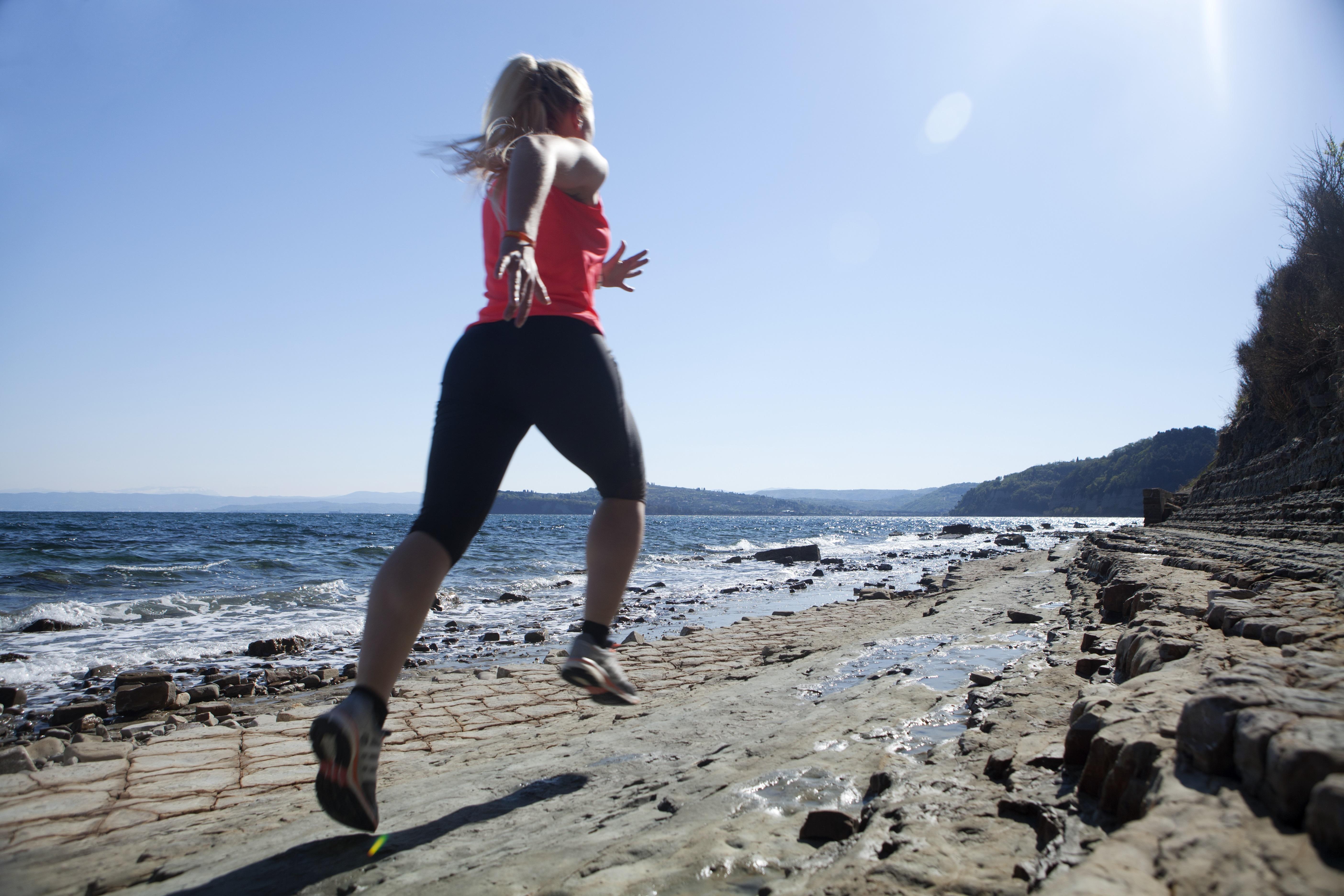 Hotel Slovenija - Terme & Wellness Lifeclass ポルトローシュ エクステリア 写真 A woman trail running