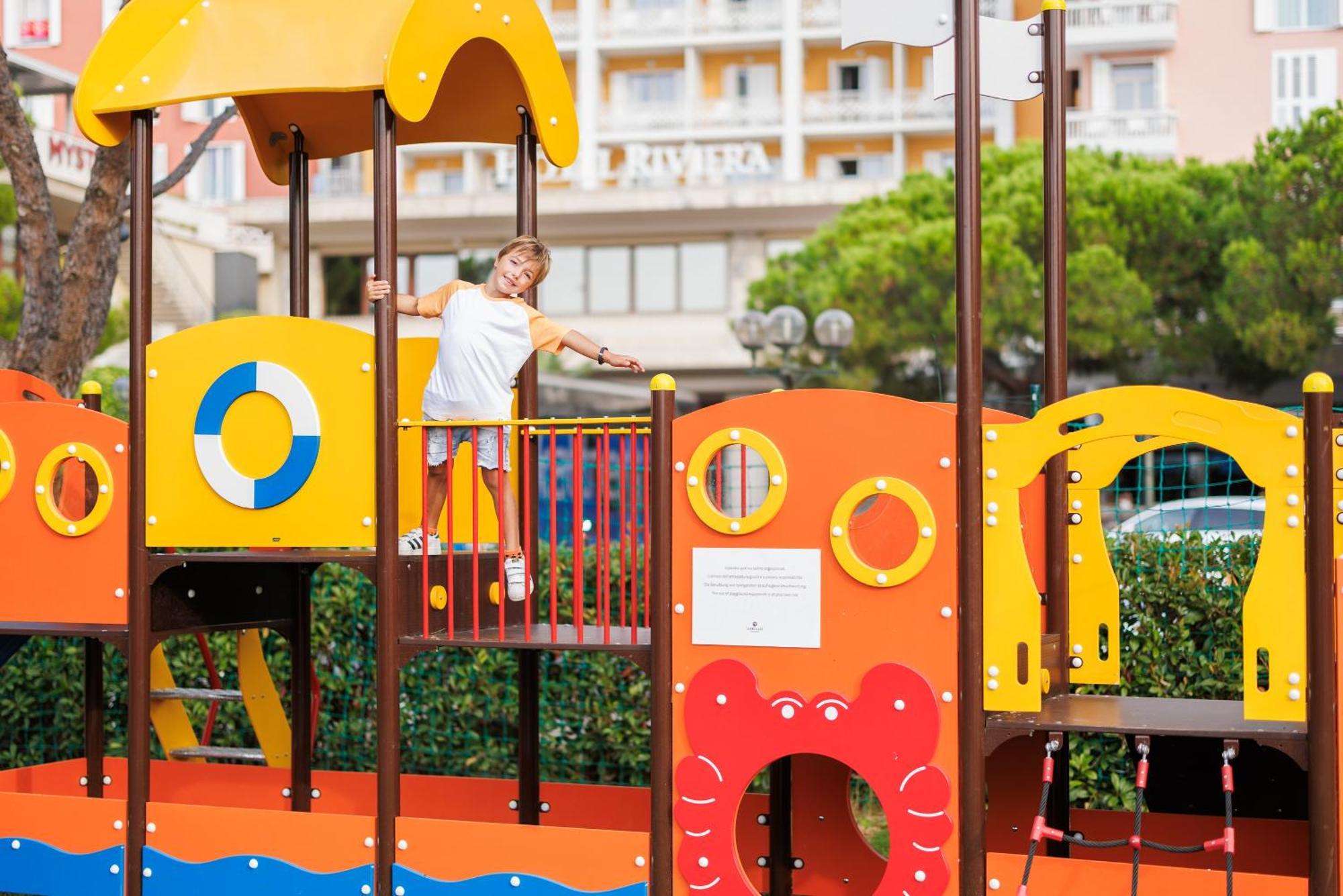 Hotel Slovenija - Terme & Wellness Lifeclass ポルトローシュ エクステリア 写真 A child playing on a playground